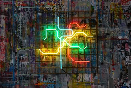 Metro I, 2020, neonové trubice, plexisklo a drát, 100 x 100 x 15 cm