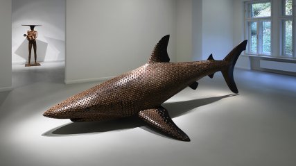 Žralok, černá polyesterová pryskyřice a skořápky vlašských ořechů, délka 500 cm