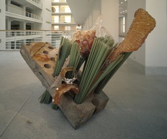 Lukáš Rittstein, Kartáč, 1994, laminát, dřevo, guma, perspex, epoxid, 140 x 170 x 140 cm