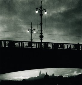 Ladislav Sitenský, U Vltavy pod Čechovým mostem, bromostříbrná fotografie, 1936, 21 x 21 cm
